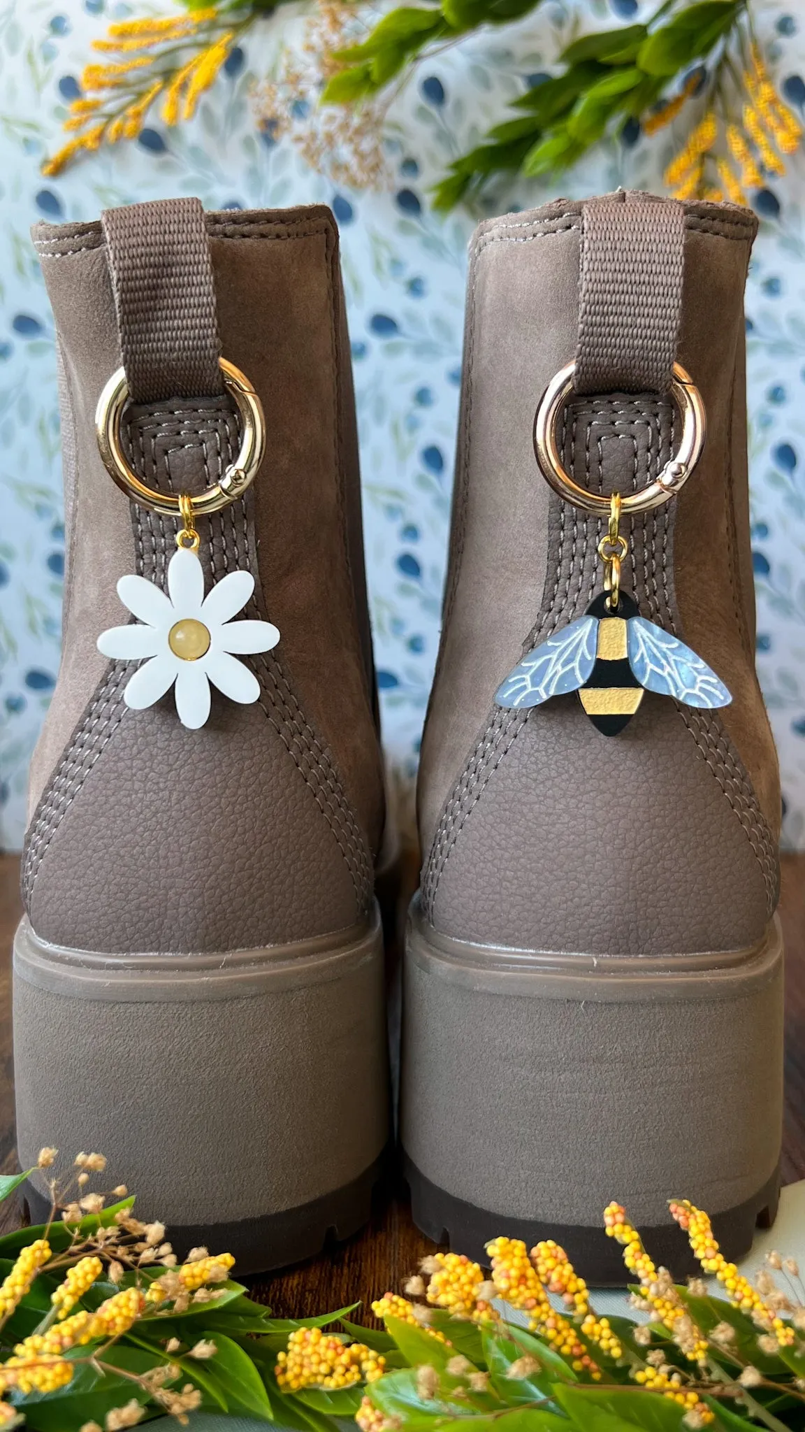 SET | Bumble Bee White Daisy Flower Boot Charms, Pull Loop Shoe Accessory, Acrylic Shoe Keychain